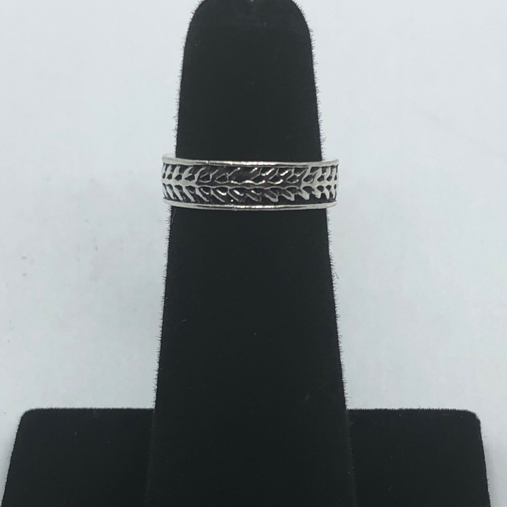 Women silver alloy ring.